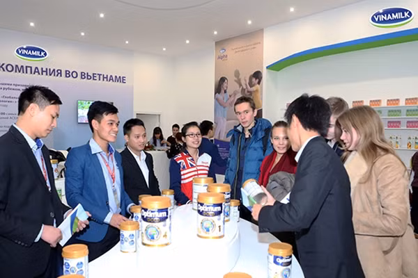 Đại diện Vinamilk giới thiệu các sản phẩm tới người tiêu dùng Nga.