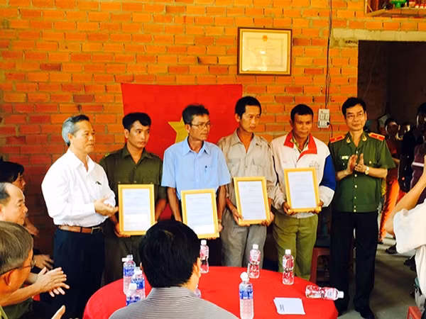 Thiếu tướng Phạm Văn Miên, Tổng biên tập Báo CAND trao quà cho các hộ dân.