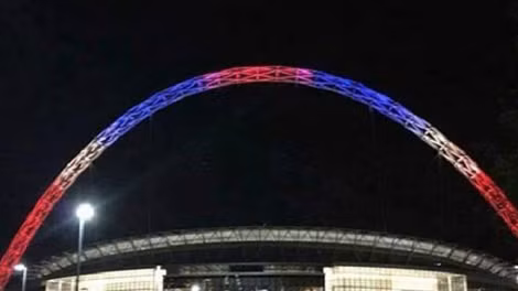 Tại London (Anh), vòm của sân vận động Wembley Stadium cũng được đổi thành 3 màu xanh, trắng, đỏ.