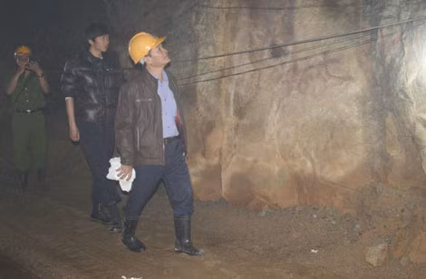 Kiểm tra một đoạn đường hầm sau sự cố.