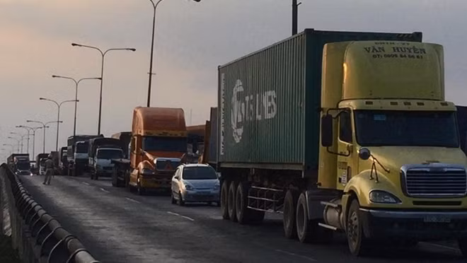 Một đoạn QL1 bị ùn ứ