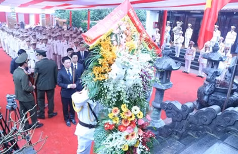 Đoàn đại biểu Tỉnh uỷ, HĐND, UBND tỉnh Nghệ An dâng hoa, dâng hương lên anh linh đồng chí Trần Quốc Hoàn.