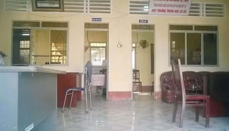 Trụ sở Đảng ủy, UBND xã Phú Mỹ chiều 13-1 vắng như “chùa bà Đanh” vì cán bộ bận… liên hoan cuối năm.