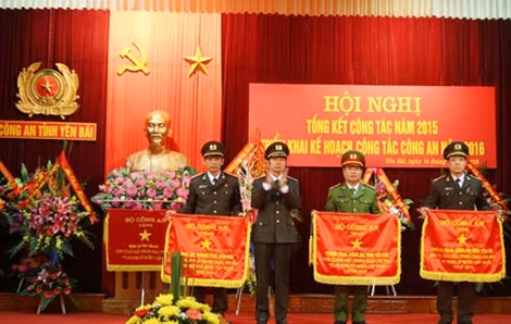 Thứ trưởng Thường trực Đặng Văn Hiếu trao Cờ thi đua của Bộ Công an tặng các tập thể có thành tích xuất sắc trong phong trào thi đua “Vì an ninh Tổ quốc” đơn vị cấp cơ sở năm 2015.