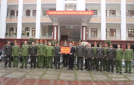Thứ trưởng Thường trực Đặng Văn Hiếu và lãnh đạo tỉnh Yên Bái trao tặng 76 xe môtô cho Công an phụ trách xã đặc biệt khó khăn.
