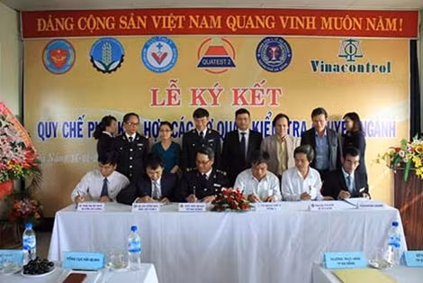 Lễ ký kết quy chế phối hợp giữa các cơ quan kiểm tra chuyên ngành tại Cảng Đà Nẵng - Ảnh Hồng Vi.