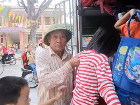 Ở cái tuổi “thất thập cổ lai hy” thay vì chấp nhận an hưởng tuổi già ông Khánh lại luôn tay luôn chân “vẽ” việc cho mình làm.