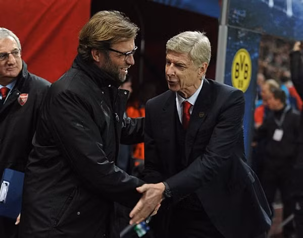 Wenger và Kloop tươi cười với nhau trên đường piste.