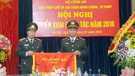 Thứ trưởng Bùi Văn Nam trao cờ thi đua của Bộ Công an cho Phòng Tổng Hợp.