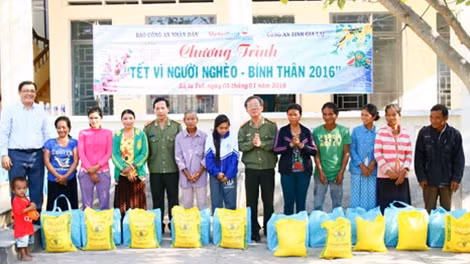 Đại tá Đặng Văn Lân, Phó Tổng Biên tập Báo CAND trao quà cho đồng bào nghèo Tây Nguyên.