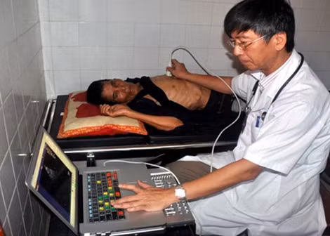 GS-TS Đỗ Doãn Lợi đang siêu âm tim cho bệnh nhân.