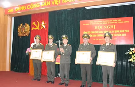 Thừa uỷ quyền của lãnh đạo Bộ Công an, Thiếu tướng Nguyễn Văn Sơn đã trao tặng Bằng khen của Bộ Công an cho 4 cá nhân có thành tích xuất sắc trong phong trào thi đua “Vì an ninh Tổ quốc”.