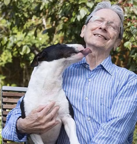 Ông Martin Kelly và chó Monty.