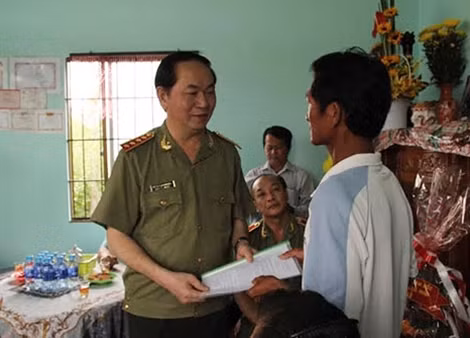 Bộ trưởng Trần Đại Quang trao quyết định bàn giao nhà tình nghĩa cho con trai liệt sỹ CAND Phạm Văn Đương.