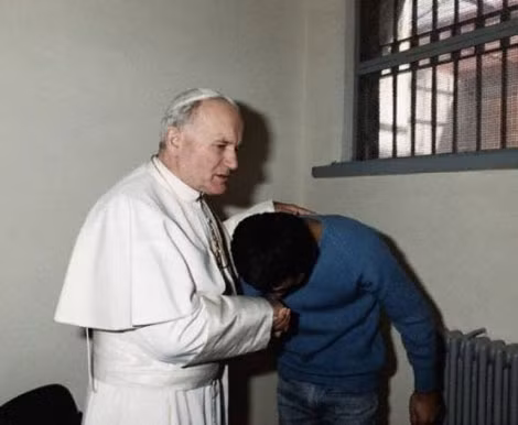 Giáo hoàng John Paul II vào tận xà lim biệt giam tha thứ cho thủ phạm 2 năm sau vụ ám sát.