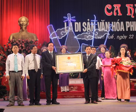 Đại diện lãnh đạo Sở VHTT&DL tỉnh Thừa Thiên- Huế đón nhận bằng công nhận Di sản văn hóa phi vật thể quốc gia đối với ca Huế.