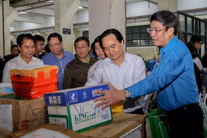 Bộ trưởng Phùng Xuân Nhạ động viên những người tham gia cứu trợ miền Trung