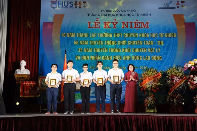 Phó Chủ tịch nước Đặng Thị Ngọc Thịnh trao quà cho các học sinh xuất sắc đạt nhiều thành tích ấn tượng
