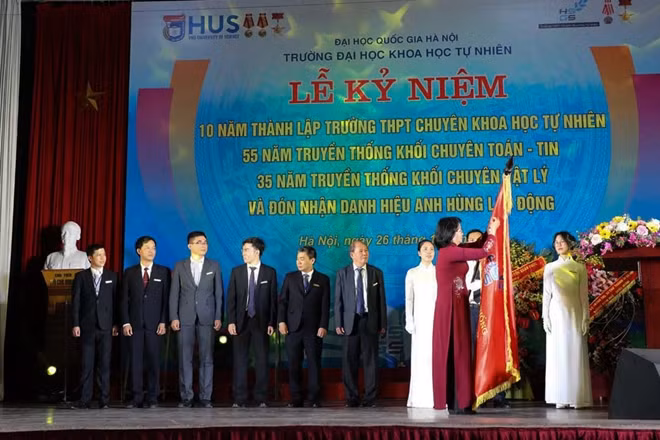 Phó Chủ tịch nước Đặng Thị Ngọc Thịnh trao danh hiệu Anh hùng Lao động cho Trường THPT chuyên Khoa học tự nhiên