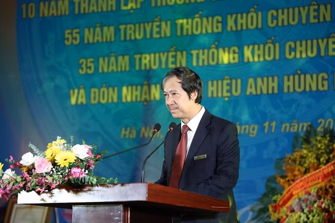 Giám đốc ĐH Quốc gia Hà Nội Nguyễn Kim Sơn mong muốn nhà trường tiếp tục thể hiện tinh thần “người Anh hùng” trong công cuộc đổi mới căn bản và toàn diện giáo dục và đào tạo
