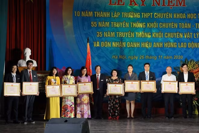 Giám đốc ĐH Quốc gia Hà Nội Nguyễn Kim Sơn tặng Bằng khen cho các nhà giáo, nhà khoa học có nhiều thành tích xuất sắc