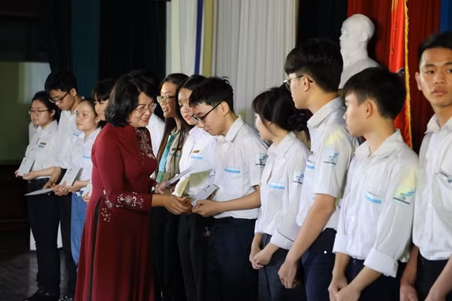 Phó Chủ tịch nước Đặng Thị Ngọc Thịnh trao quà cho các học sinh vượt khó đạt thành tích xuất sắc trong học tập và rèn luyện