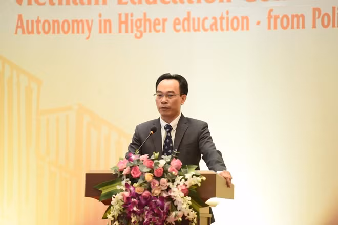 Thứ trưởng Bộ GD & ĐT Hoàng Minh Sơn cho rằng, tự chủ sẽ giúp các trường ĐH năng động, sáng tạo, hoạt động hiệu quả hơn, mang lại lợi ích lớn hơn cho người học và xã hội