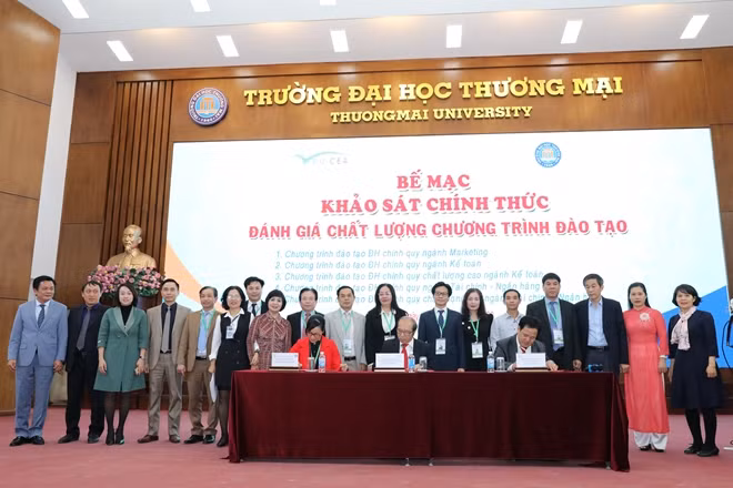 Đoàn đánh giá ngoài và Trường ĐH Thương mại ký biên bản hoàn thành đợt khảo sát