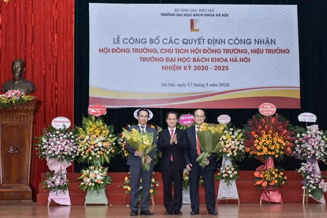 PGS.TS Hoàng Minh Sơn (ngoài cùng bên phải) nhận hoa chúc mừng ở cương vị Chủ tịch Hội đồng trường Trường ĐH Bách khoa Hà Nội
