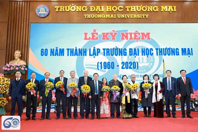 Đồng chí Nguyễn Thị Doan, nguyên Phó Chủ tịch nước, nguyên Hiệu trưởng Trường ĐH Thương mại cùng Ban Giám hiệu Trường ĐH Thương mại và các đại biểu khách quý