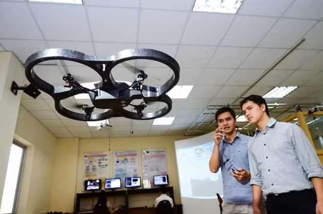 Các tiến sĩ trẻ của Viện nghiên cứu quốc tế về thông tin đa phương tiện, truyền thông và ứng dụng (MICA) đang thử nghiệm điều khiển thiết bị bay thông minh bằng giọng nói.