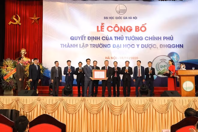 Phó Thủ tướng Vũ Đức Đam trao Quyết định của Thủ tướng thành lập Trường ĐH Y Dược cho lãnh đạo nhà trường
