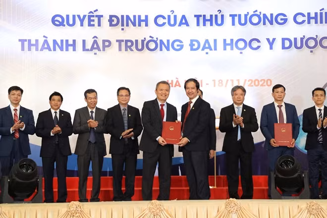 Giám đốc ĐHQGHN Nguyễn Kim Sơn trao Quyết định Hiệu trưởng và các Phó hiệu trưởng lâm thời