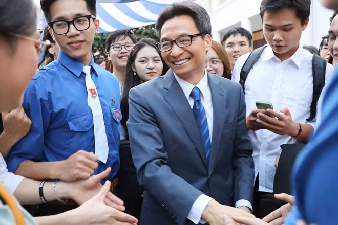 Phó Thủ tướng Vũ Đức Đam gặp gỡ sinh viên Trường ĐH Y Dược