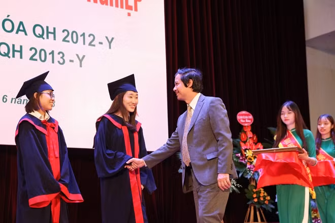 Giám đốc ĐHQGHN Nguyễn Kim Sơn trao bằng tốt nghiệp cho các tân bác sĩ, tân dược sĩ của Khoa Y Dược, nay là Trường ĐH Y Dược.