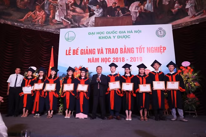 Niềm vui của các sinh viên Trường ĐH Y Dược khi nhận bằng tốt nghiệp