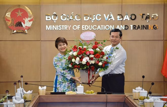 Thứ trưởng Bộ GD & ĐT Nguyễn Văn Phúc tặng hoa chúc mừng tân Vụ trưởng Nguyễn Thu Thủy