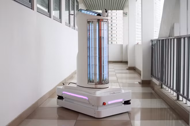 Robot khử khuẩn Phenikaa-X sẽ giúp vận chuyển các nhu yếu phẩm, giám sát người bệnh và người được cách ly thông qua các camera theo dõi.