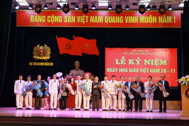 Thứ trưởng Nguyễn Văn Sơn và Ban Giám đốc Học viện ANND tặng hoa chúc mừng các đồng chí nguyên là lãnh đạo Học viện, các nhà giáo lão thành và phu nhân các cố nhà giáo công tác tại Học viện ANND. Ảnh: Danh Vỵ