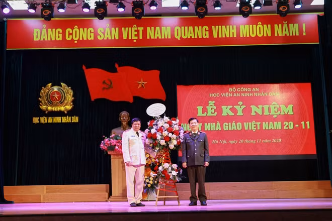 Thứ trưởng Nguyễn Văn Sơn tặng hoa chúc mừng Học viện ANND nhân Ngày Nhà giáo Việt Nam 20/11. Ảnh: Danh Vỵ