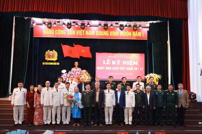 Thứ trưởng Nguyễn Văn Sơn chụp ảnh kỷ niệm cùng các đại biểu dự lễ kỷ niệm. Ảnh: Danh Vỵ