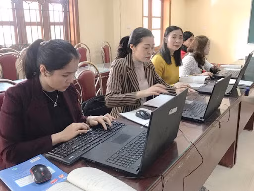 Giáo viên trường THPT Sơn Dương (Tuyên Quang) chuẩn bị bài giảng trực tuyến Giáo viên trường THPT Sơn Dương (Tuyên Quang) chuẩn bị bài giảng trực tuyến