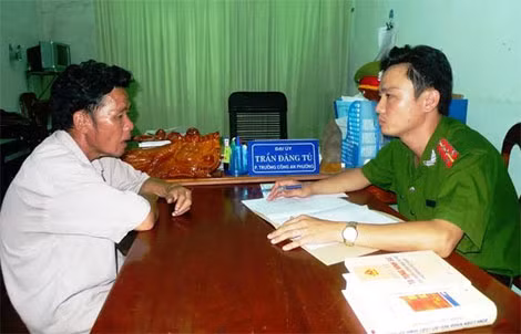 Đại úy Trần Đăng Tú đấu tranh, lấy lời khai tên trộm chuyên nghiệp Cao Hữu Tá.