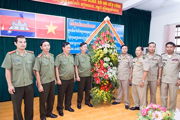 Đảng uỷ, Ban giám hiệu Nhà trường tặng hoa cho học viên Campuchia.