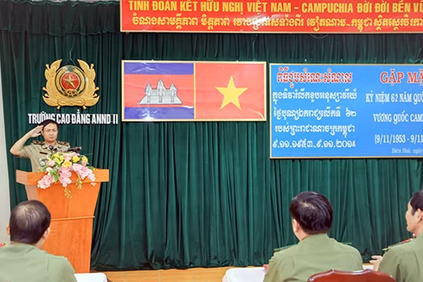 Trung tướng Neth Minea cảm ơn Đảng ủy, Ban Giám hiệu, cán bộ, giảng viên, công nhân viên và học viên Nhà trường.