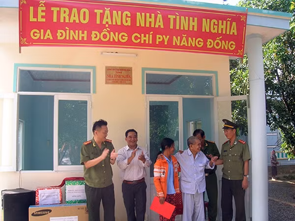 Đại tá Nguyễn Khắc Cường – Phó giám đốc Công an tỉnh Khánh Hòa trao tặng nhà tình nghĩa cho hai gia đình.