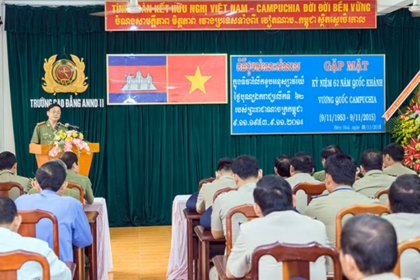Đại tá, Tiến sĩ Lê văn Thiện - Bí thư Đảng ủy, Hiệu trưởng Nhà trường chúc mừng học viên Campuchia.