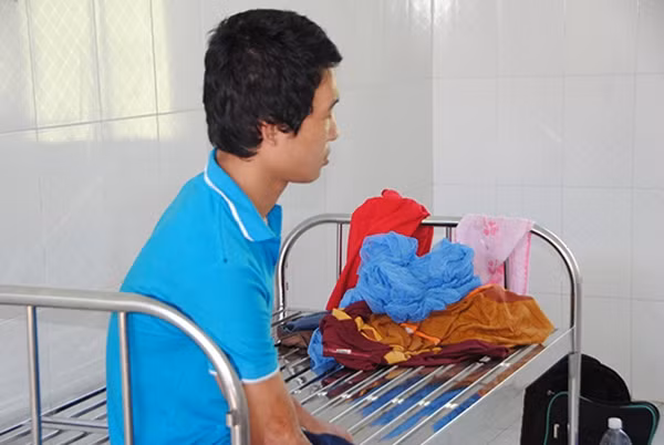 Hào Anh khá rụt rè và thường xuyên lảng tránh khi được phóng viên hỏi.