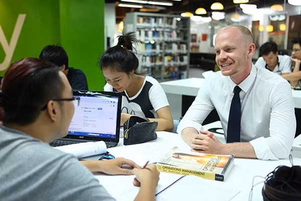 Một buổi xêmina của sinh viên Việt Nam với giáo viên nước ngoài tại ĐH BUV.