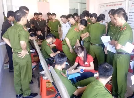 Cán bộ chiến sĩ, đoàn viên Cảnh sát PCCC TP Cần Thơ hiến máu tình nguyện.